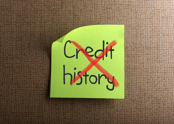 На фото – перечеркнутая надпись «кредитная история»
