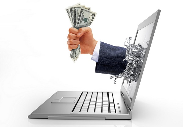 На фото – компьютер с интернетом как возможность получить займ на счет в банке онлайн